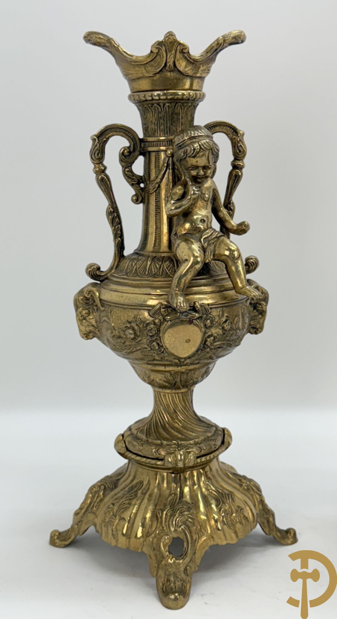 Paar koperen cassolettes bezet met ramskoppen dragende een cupido + koperen beeld van jongeman met zevenarmige kandelaar