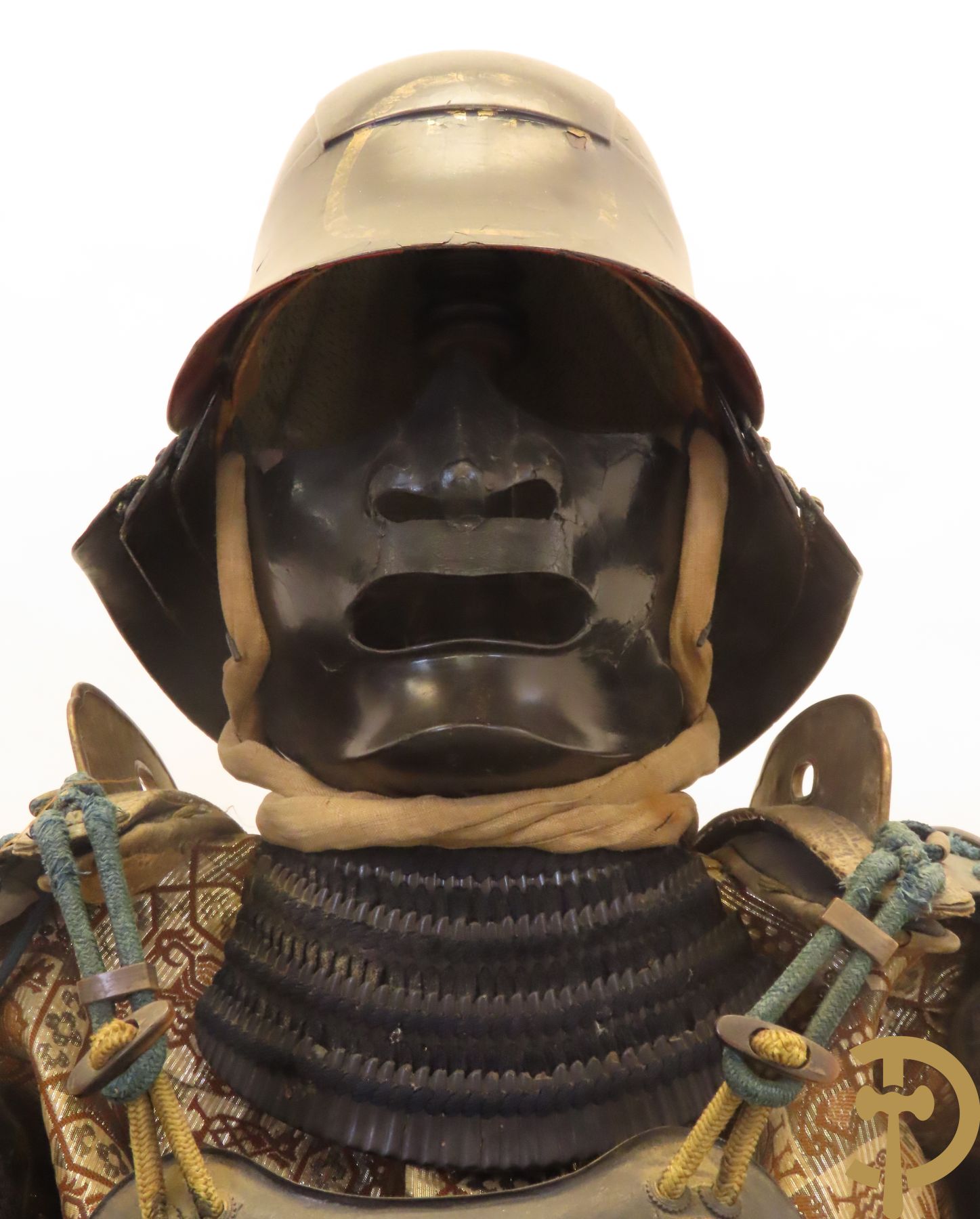 Aziatische antieke samurai uitrusting met helm gemonteerd op statief - type Okegawa Gusoku van ijzer en Kusari in leder.