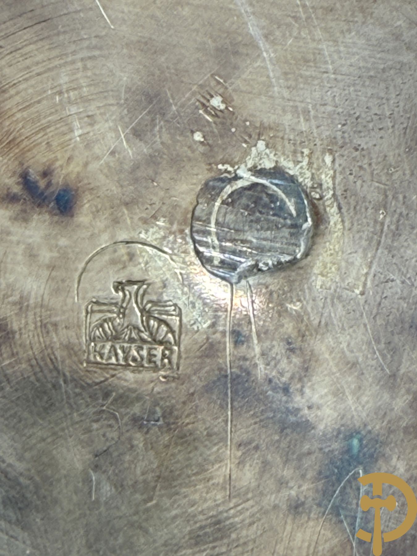 Verzilverde vaas met vogeldecor, Kayser gemerkt + 3 tinnen Art Deco vaasjes w.o. 1 gemerkt Hering + tinnen Art Deco inktstel