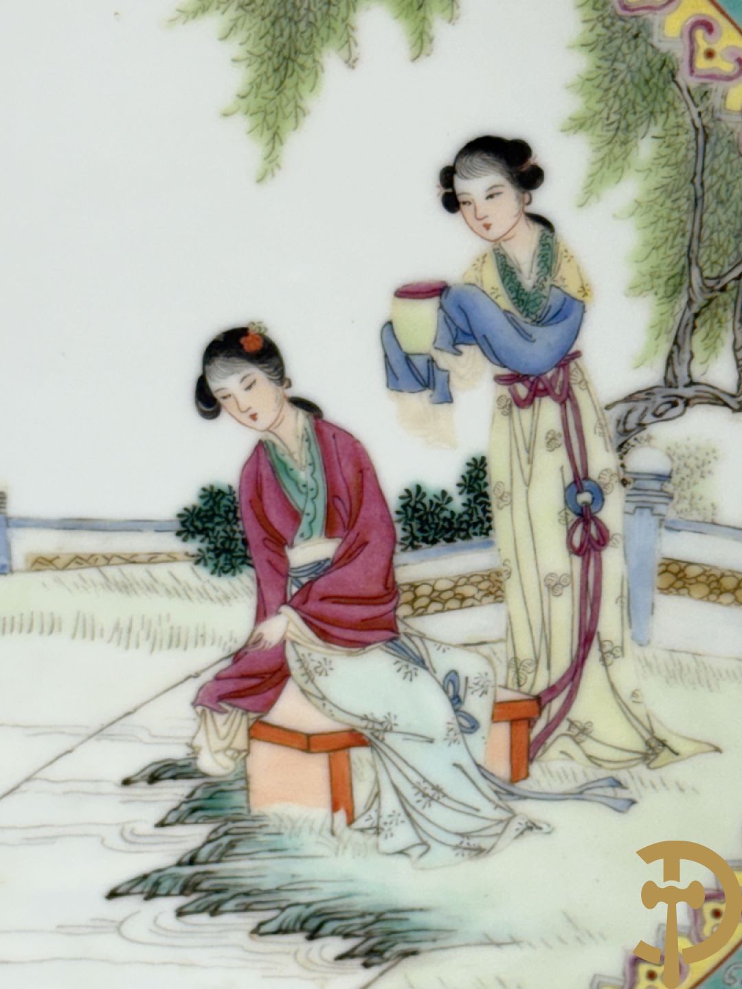 Paar porseleinen Chinese republieksbordjes met decor van dames in landschap