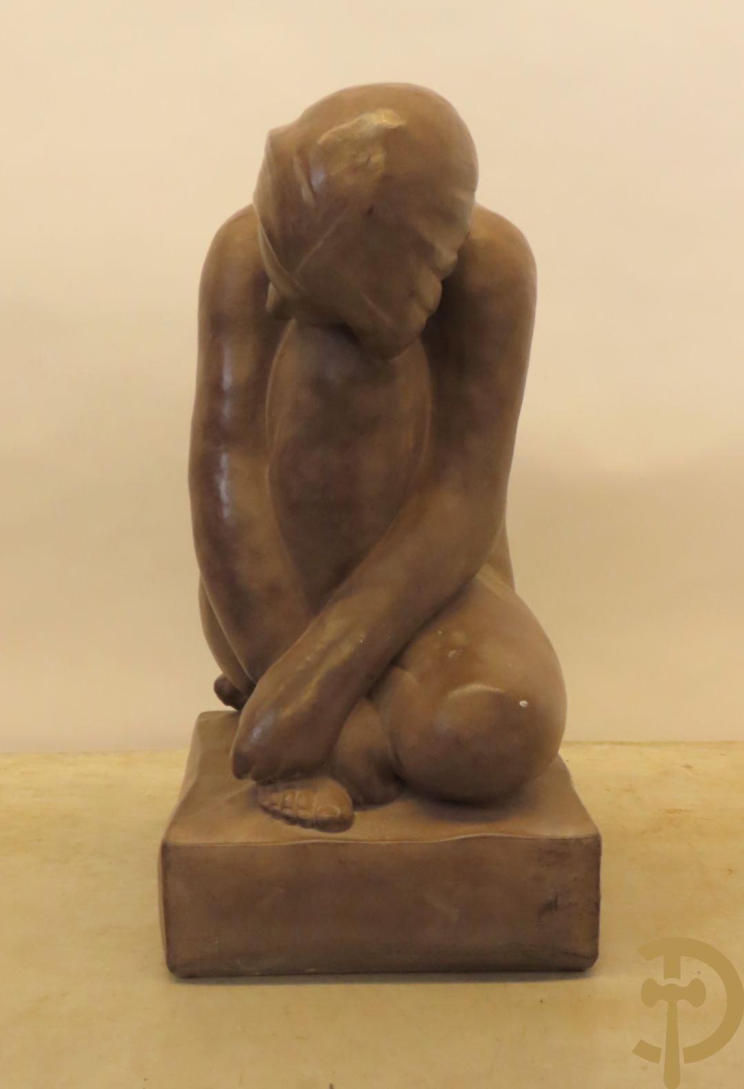 Geknielde zittende gepatineerde dame in composiet, Art deco stijl