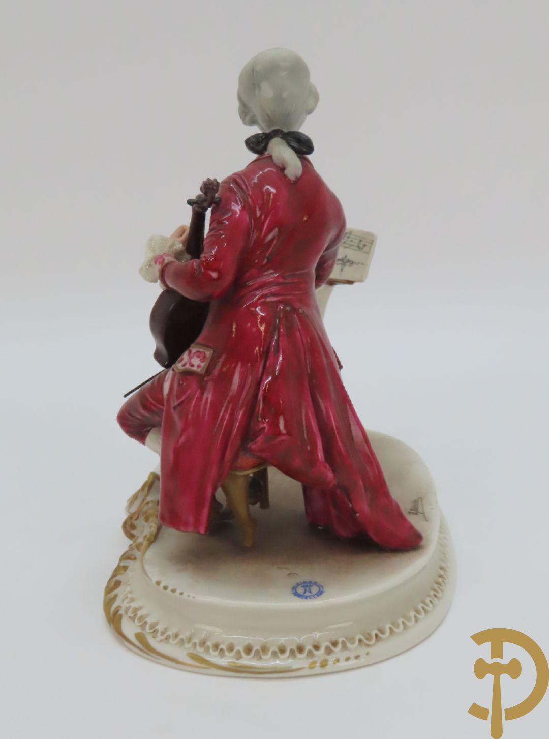 Drie porseleinen sierstukken 