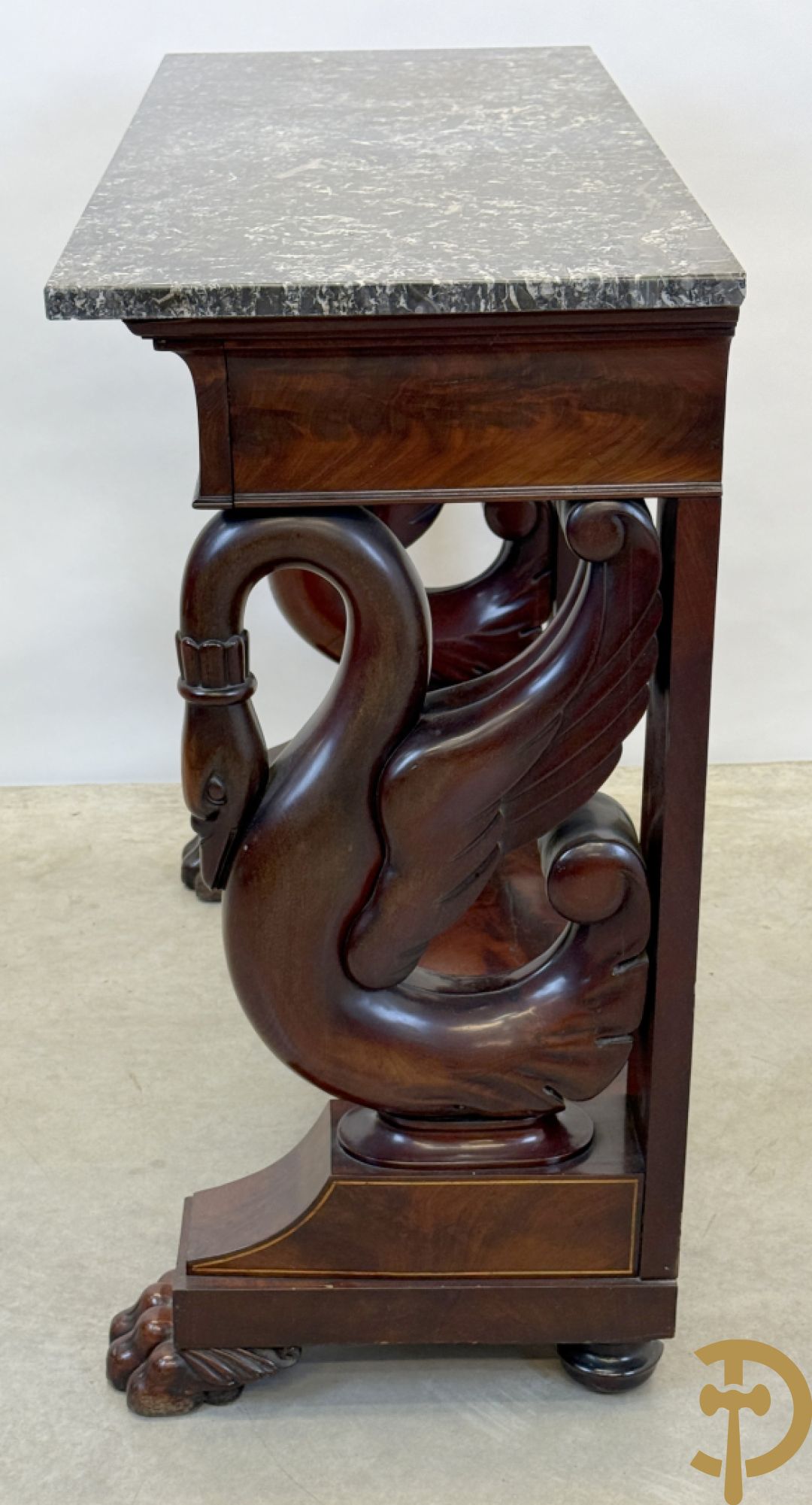 Mahoniehouten console met lade, voluutvormige zwanehalzen en marmeren blad