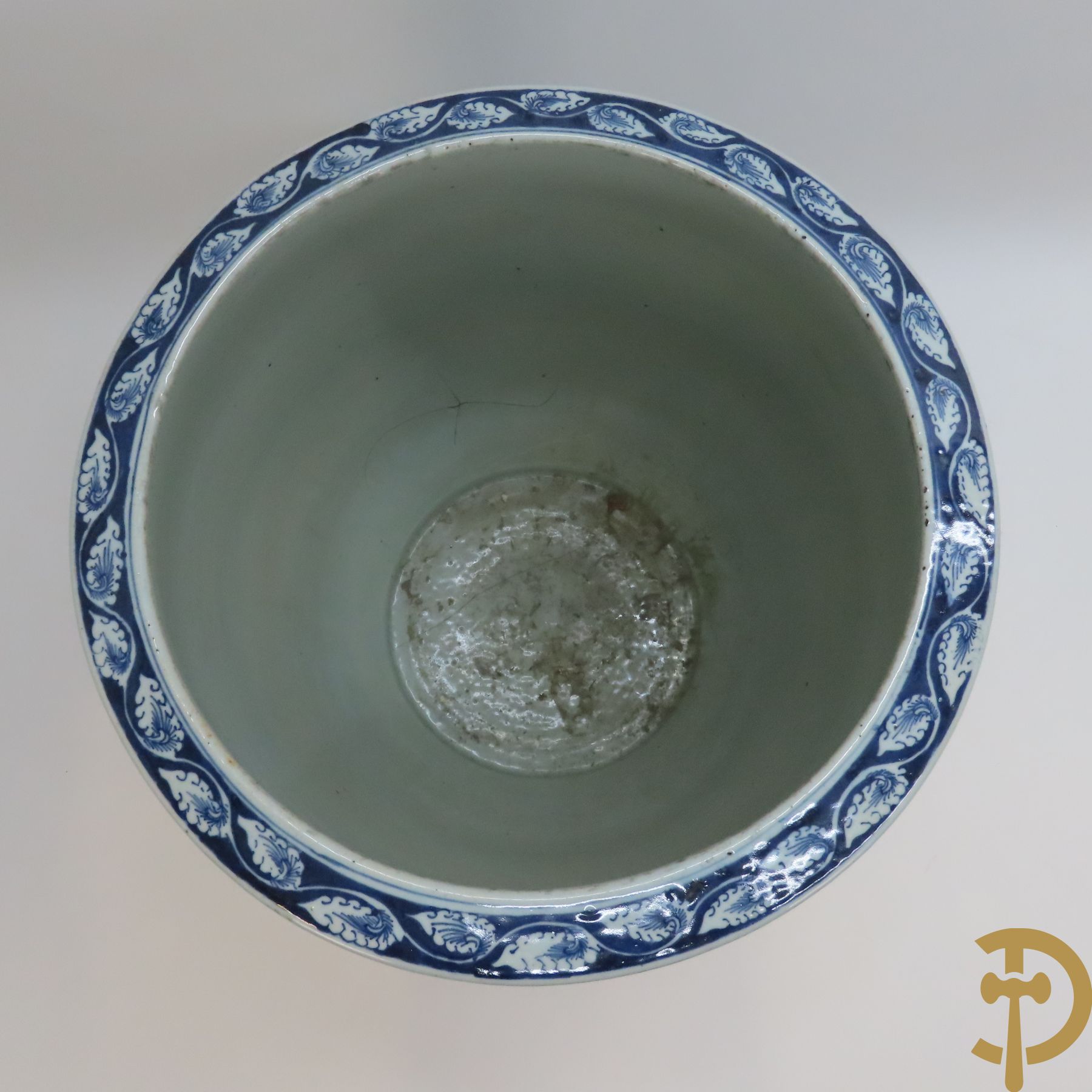 Chinese porseleinen blauw - witte cachepot met met drakenmotieven en wolkendecor