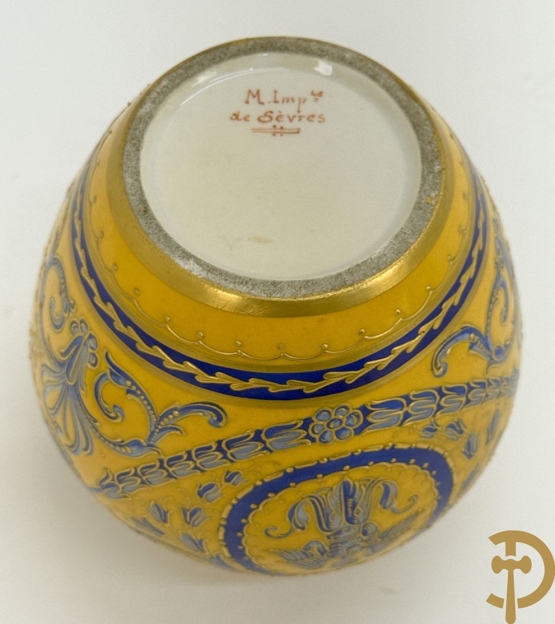 Porseleinen Empire dekselvaasje met blauw en verguld decor op gele fond, onderaan gemerkt M.Imp. le de Sèvres (Manufacture Imperial de Sèvres)