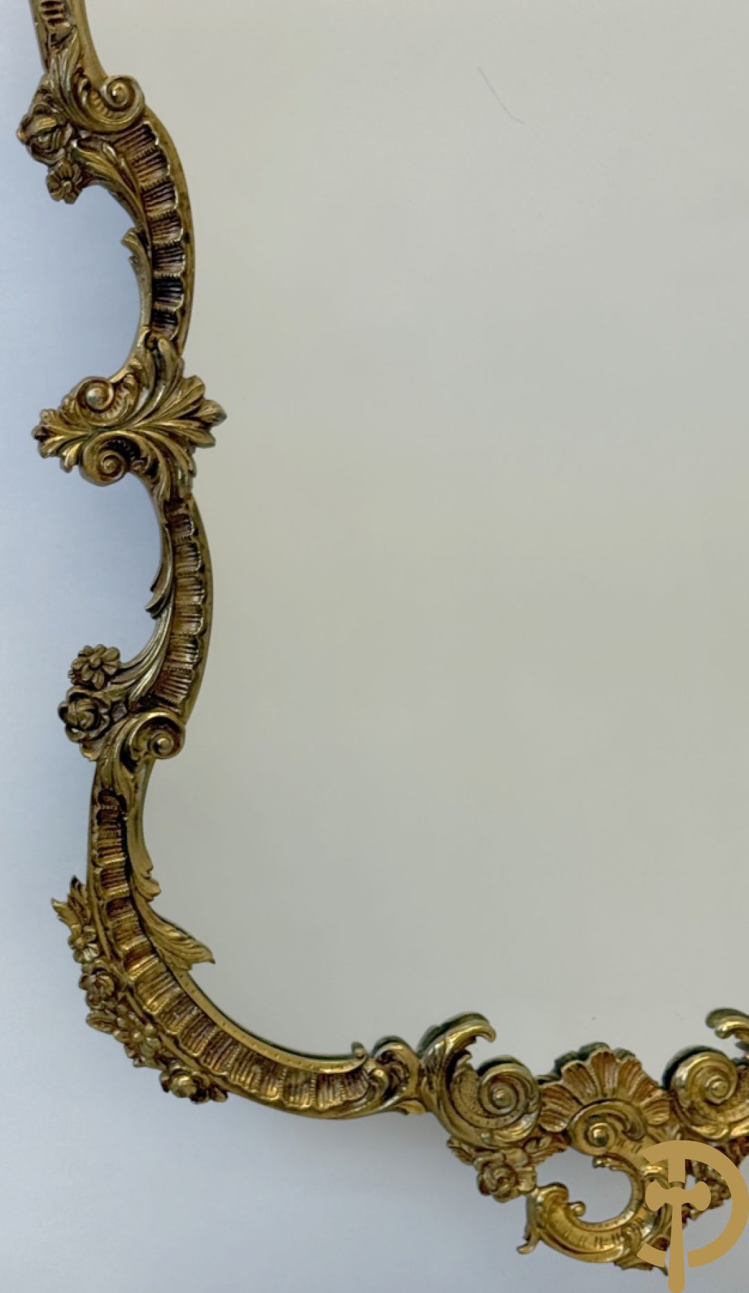 Koperen sierconsole Louis XV stijl met wit marmeren blad op 4 voluutvormige poten + bijhorende spiegel