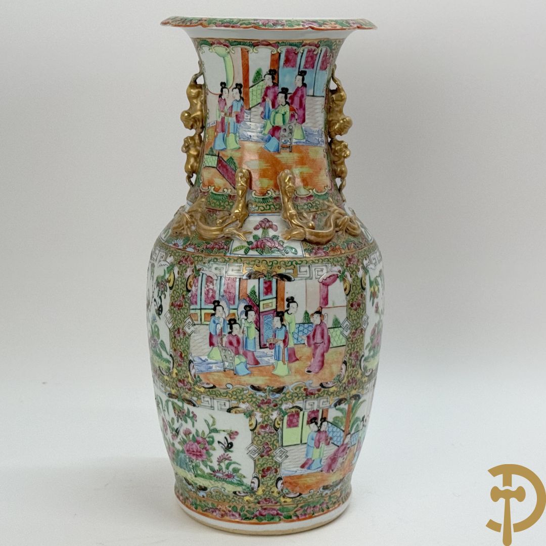 Chinese porseleinen Kanton vaas met geanimeerde taferelen en natuurdecor