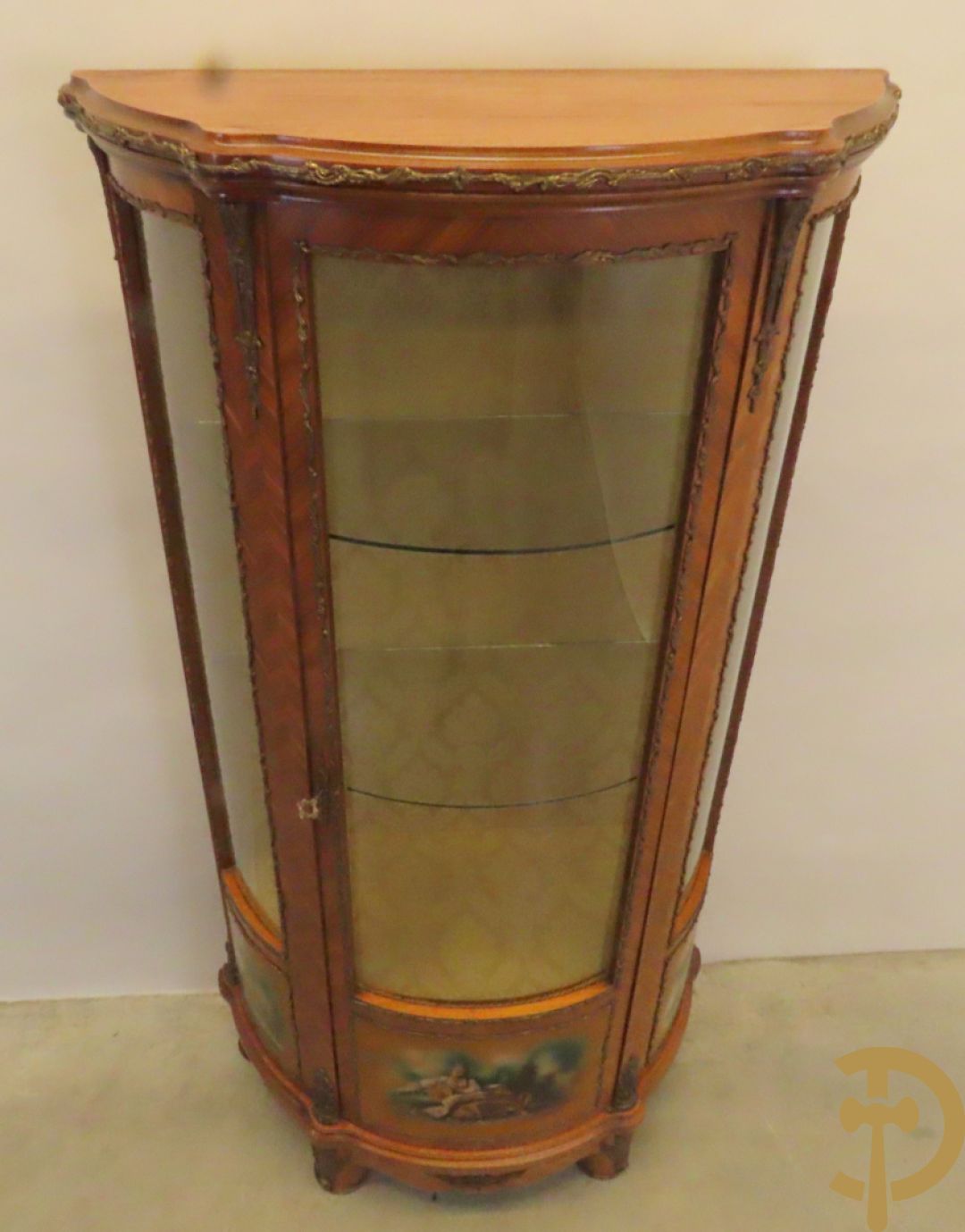 Gebogen notelaren vitrine bezet met bronsbeslag en onderaan met romantisch tafereel