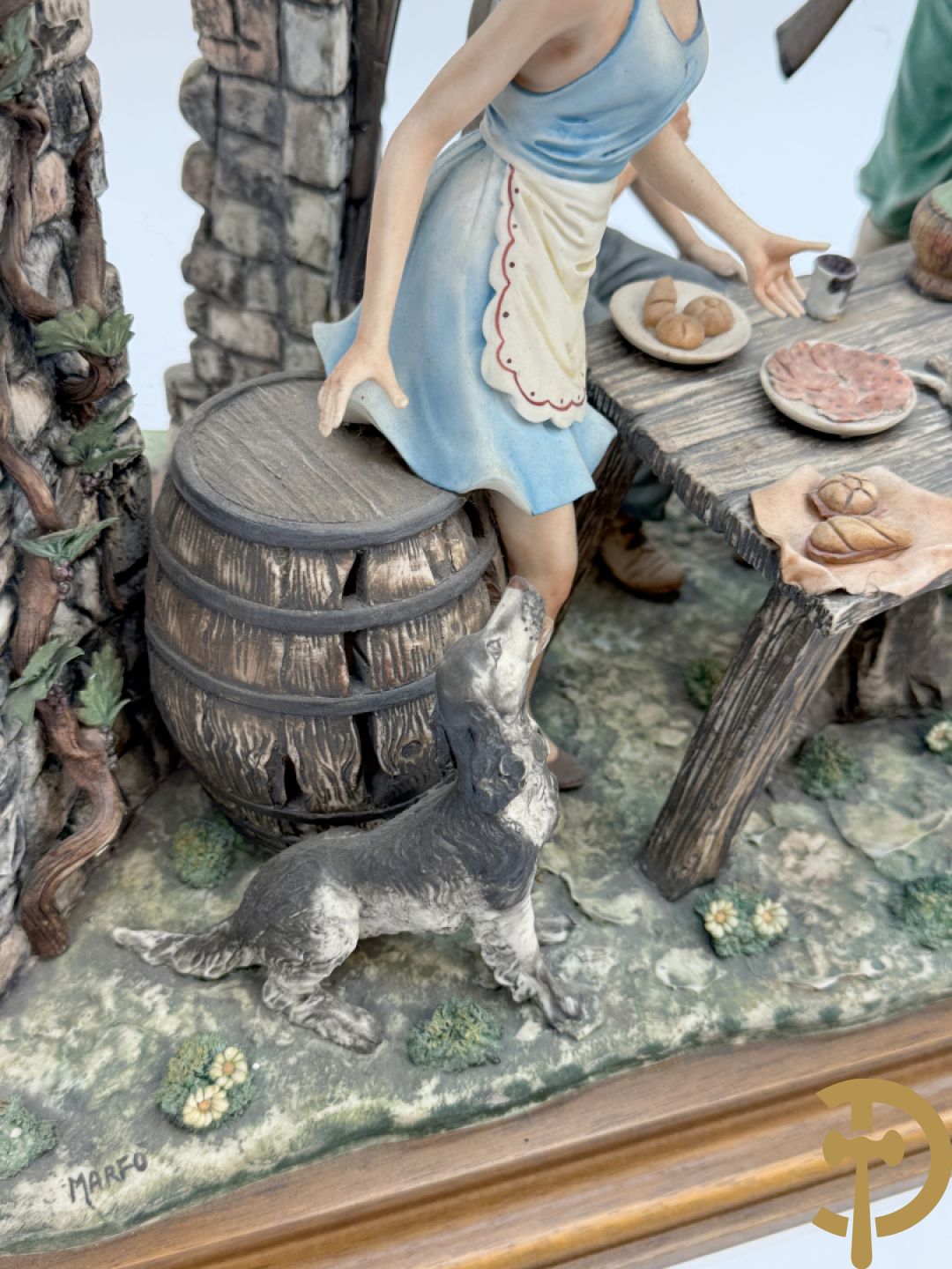 Italiaanse biscuit op houten sokkel met geanimeerde herbergscène