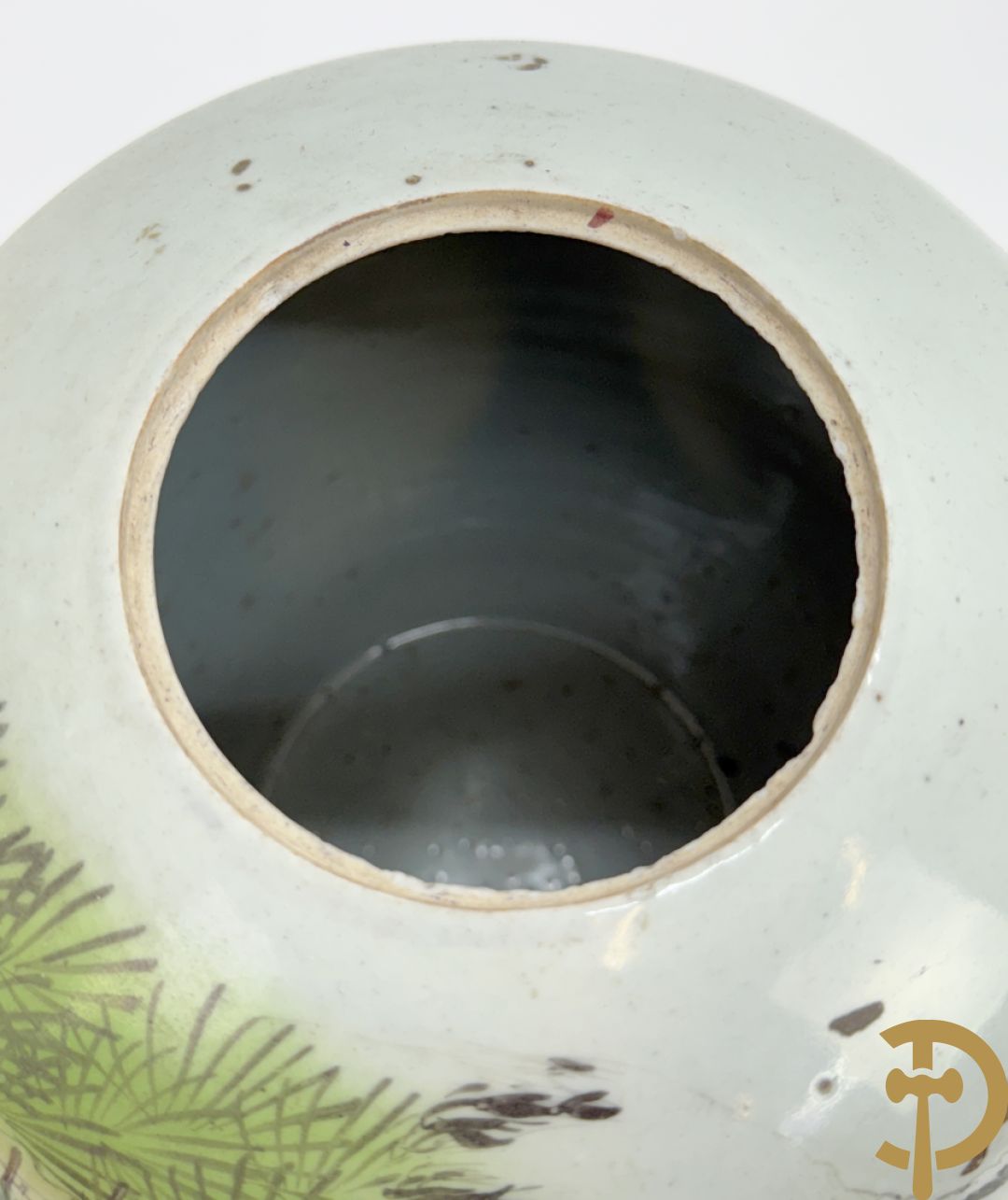 Twee Chinese porseleinen dekselpotiches met dieren- en bloemendecor