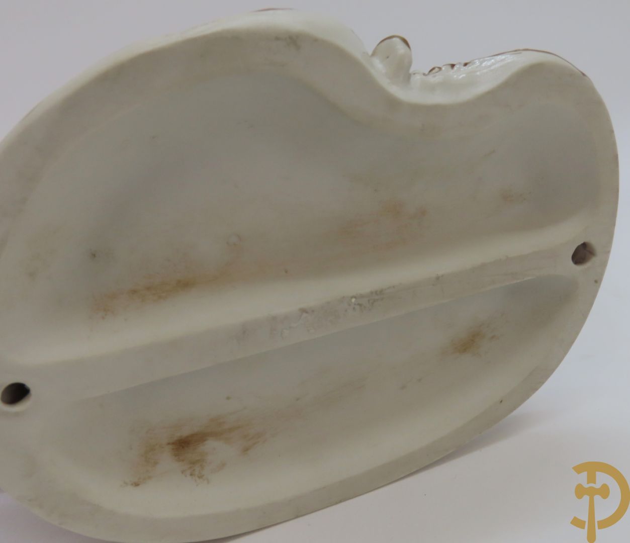 Drie porseleinen sierstukken 