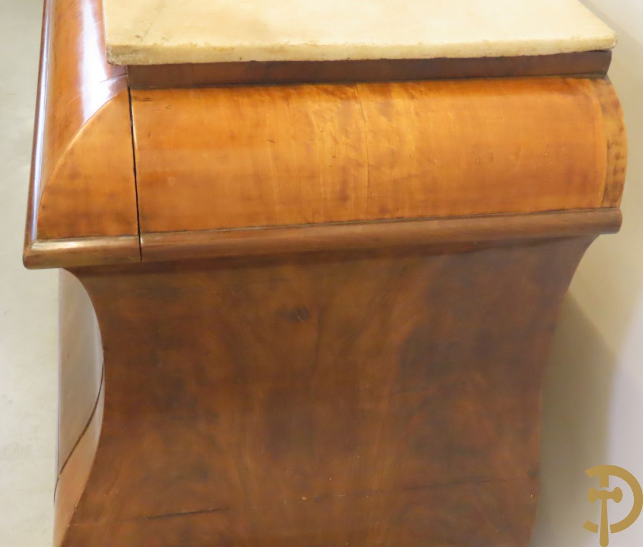 Antieke gegalbeerde commode van mahonie met 4 lades, 2 de kwart 19e