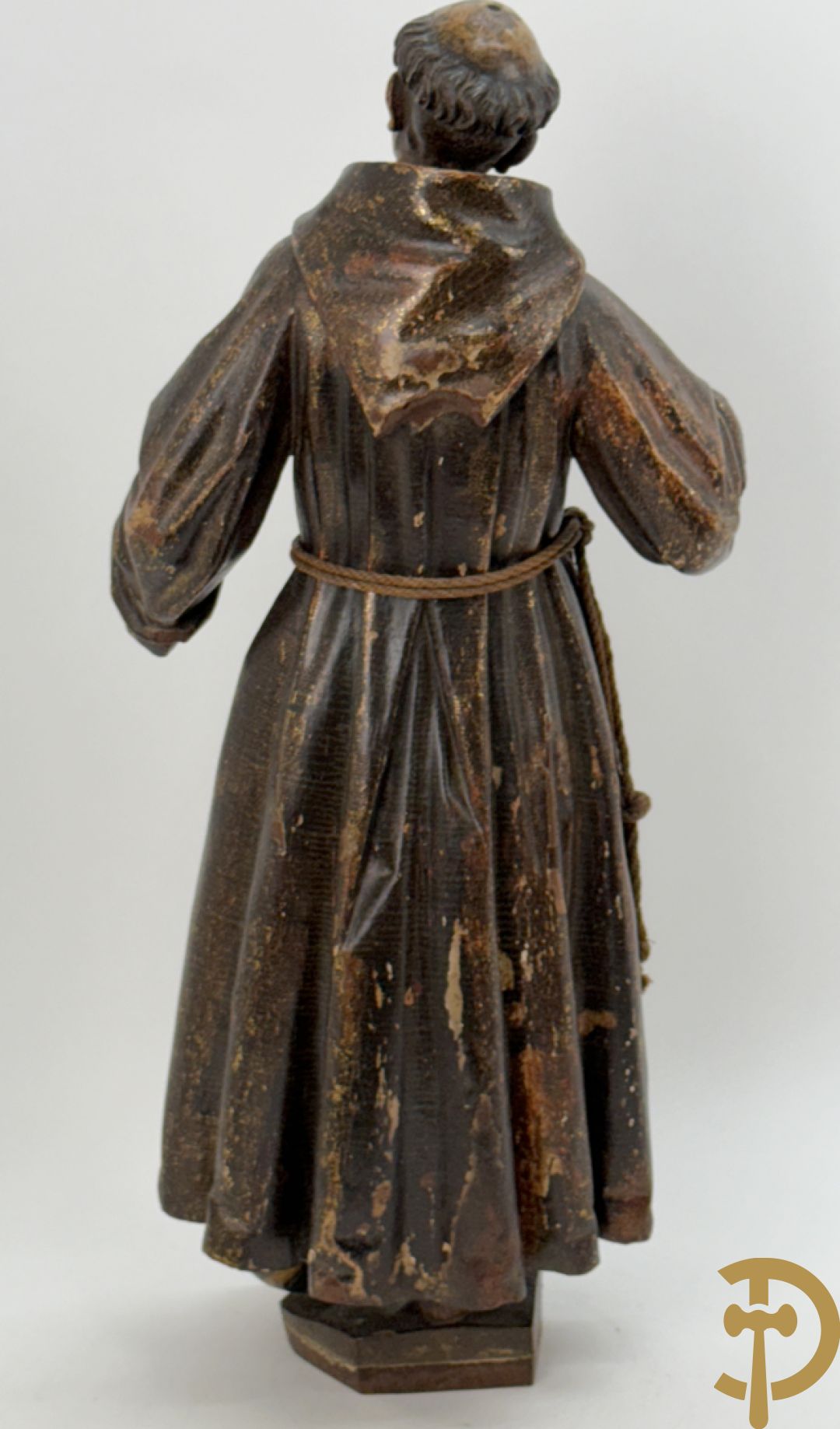 Gepolychromeerde houtsculptuur van Sint Antonius steunend met linkervoet op wereldbol