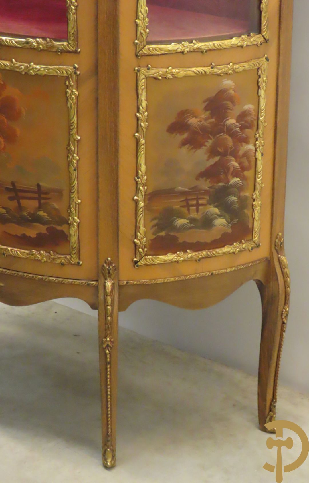 Gebogen notelaren vitrine met bronsbeslag en geanimeerd romantisch tafereel onderaan