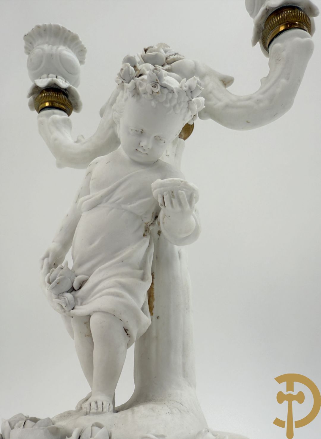 Paar biscuit kandelaars met cupido