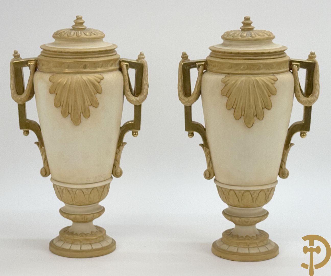 Paar Royal Dux vazen met guirlandes, Louis XVI stijl , nummer 5447