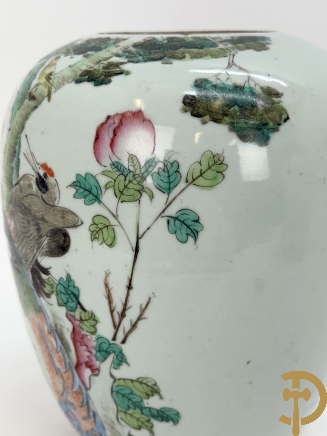 Drie Chinese porseleinen dekselpotiches met vogel- en bloemendecor