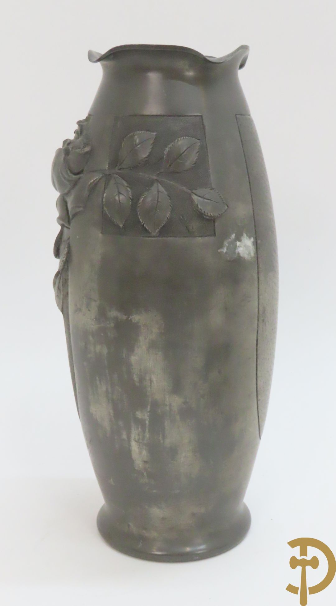 Verzilverde vaas met vogeldecor, Kayser gemerkt + 3 tinnen Art Deco vaasjes w.o. 1 gemerkt Hering + tinnen Art Deco inktstel