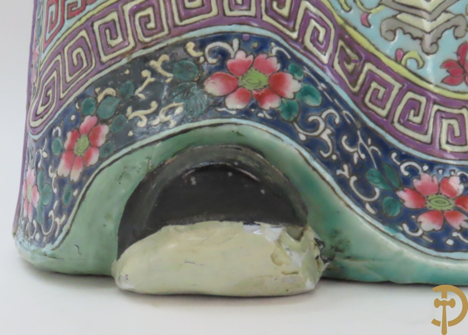 Chinese porseleinen wijsgeer dragende een kind