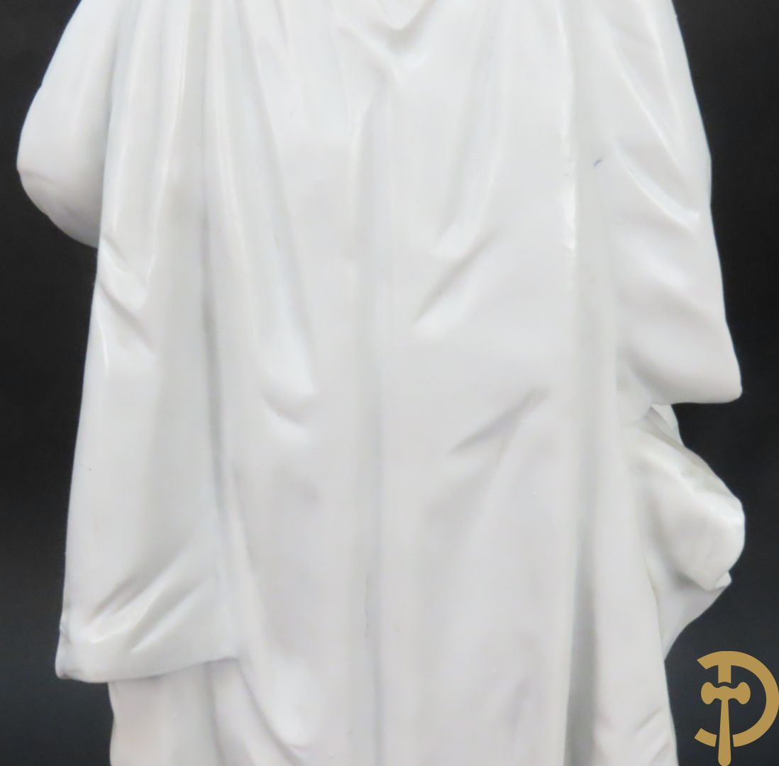 Paar grote witte biscuits van elegant koppel, onderaan gemerkt AM