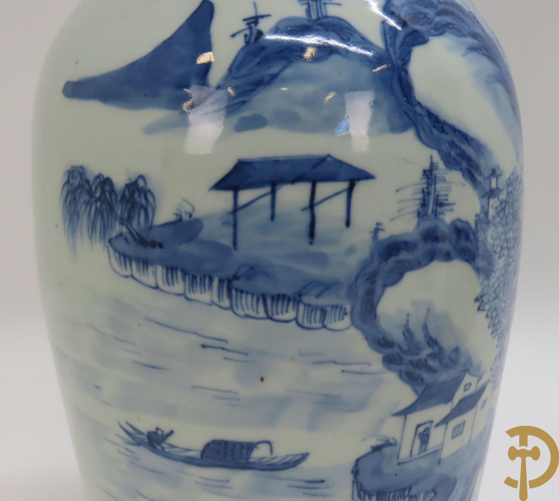 Chinese porseleinen vaas met geanimeerd blauw/wit landschapsdecor en huizenzicht