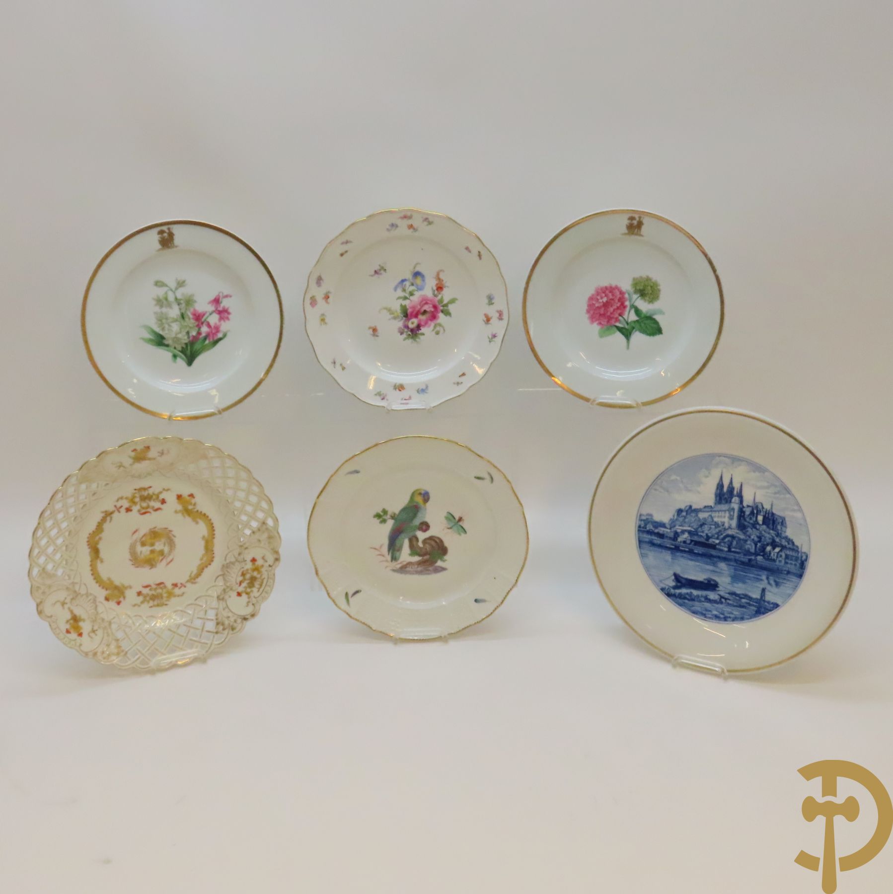 Zes porseleinen borden onder gemerkt met zwaarden / Meissen : 1 bord met stadstafereel, 1 verlucht bord met drakendecor, 1 bord met vogeldecor, 1 met bloemen en 2 met bloemendecor omgeven door vergulde rand