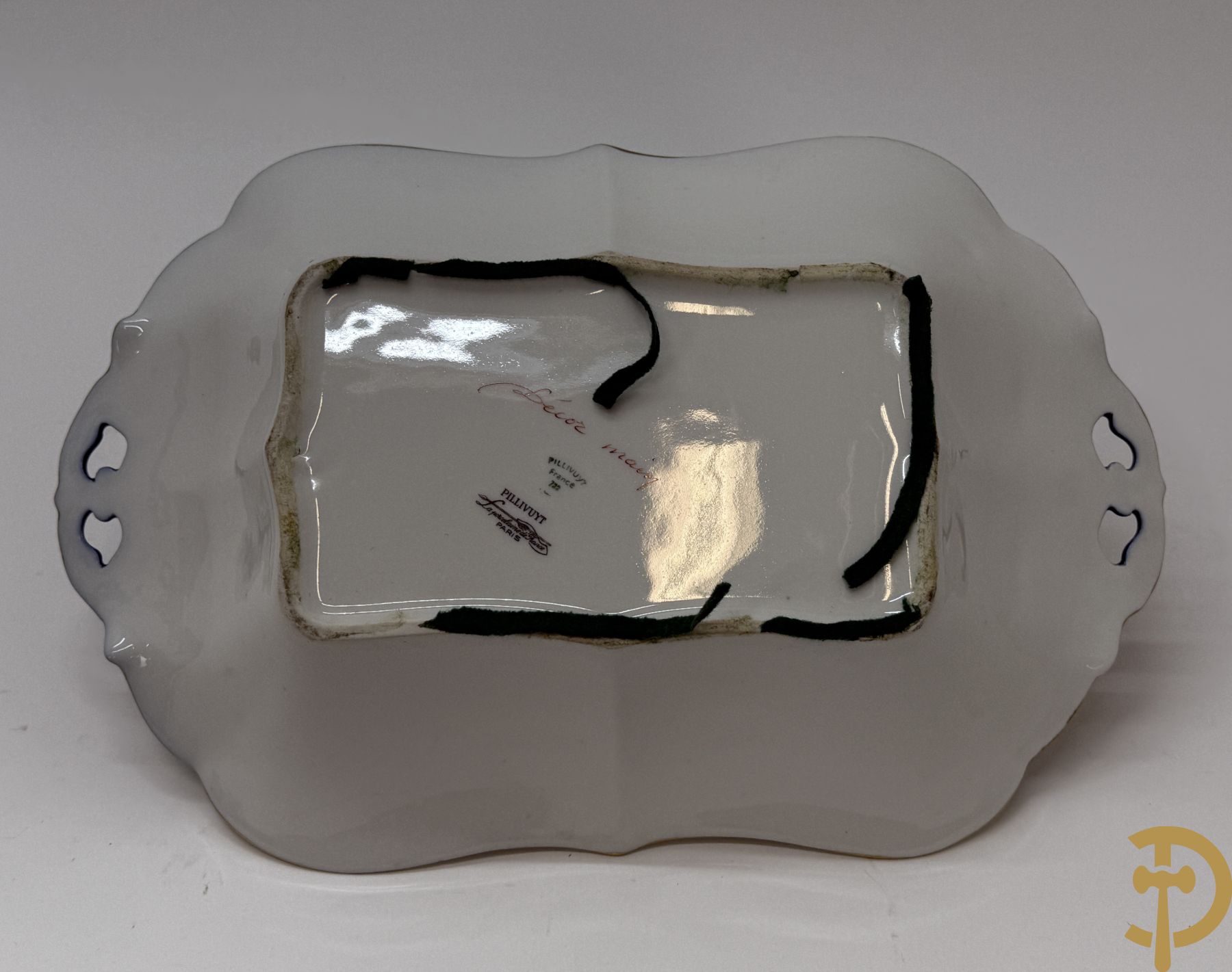 Sèvres stijl vaas met geanimeerde galante scène, zijdelings met paar bronzen armen + schaal met bloementafereel, Limoges stijl