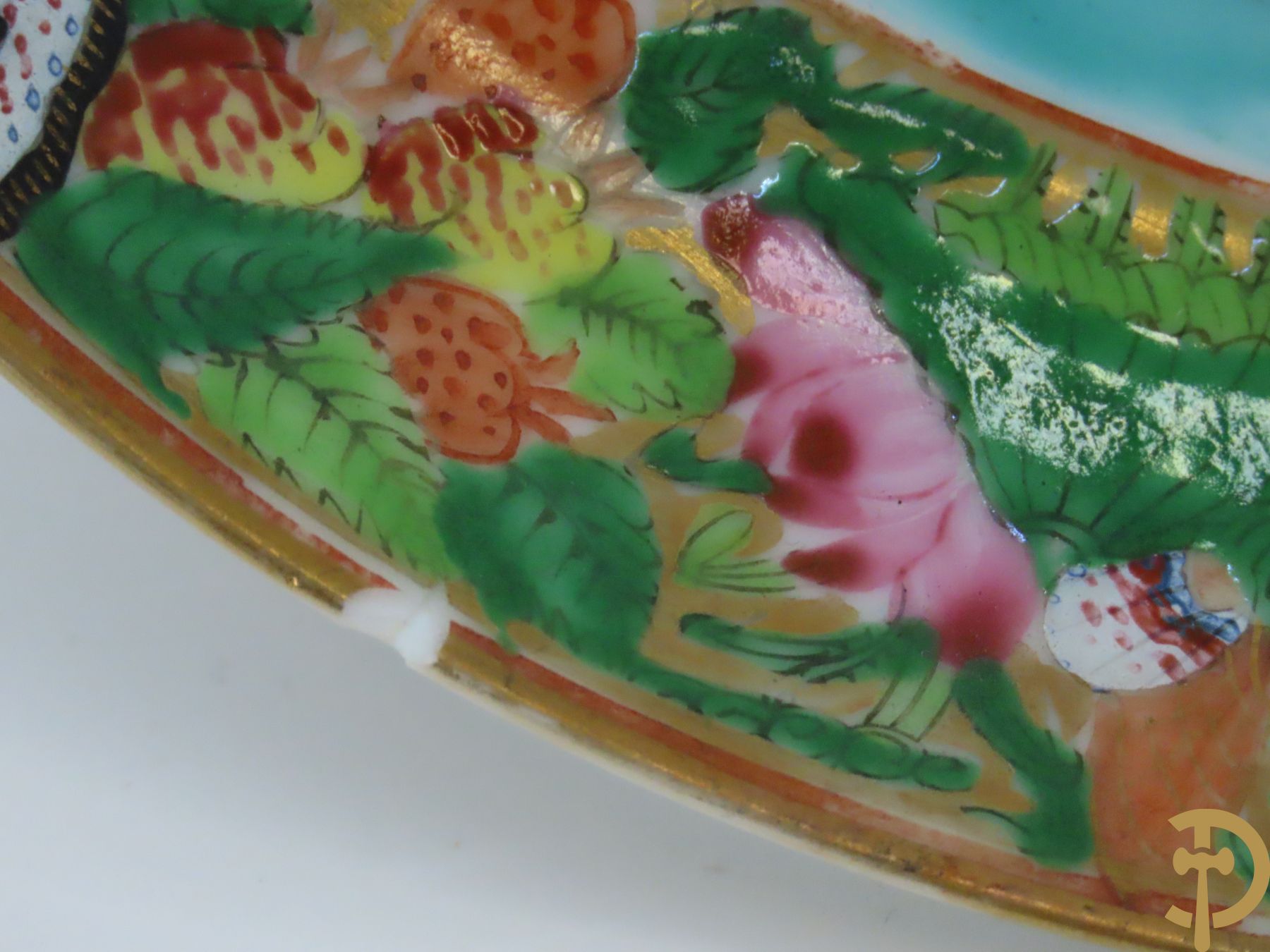 Vier Chinese porseleinen Kantonbordjes met geanimeerde taferelen omringd door vlinder- en bloemendecor