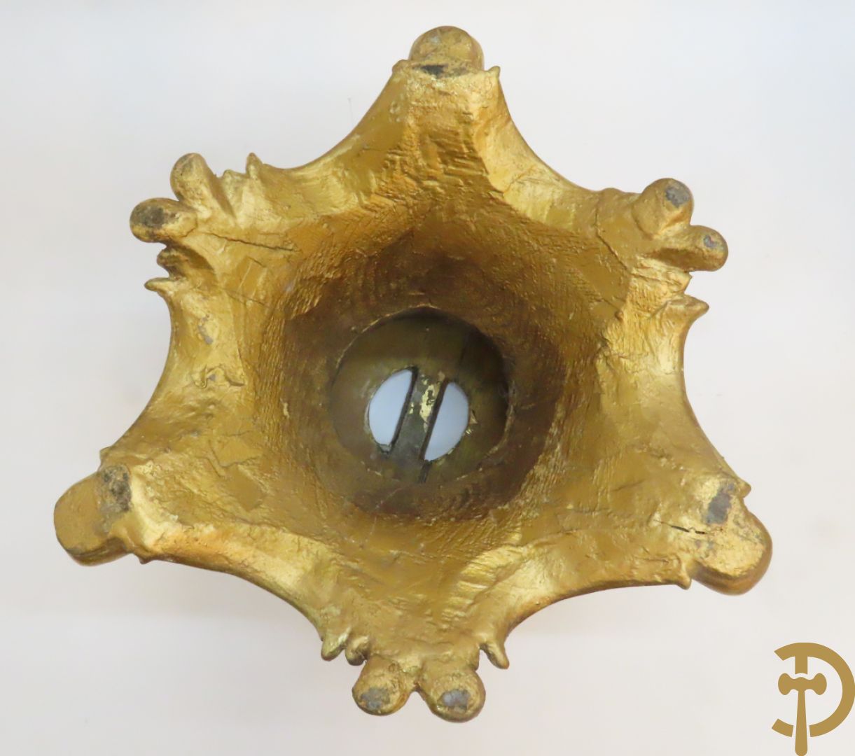 Twee vergulde sokkels met accanthusranken