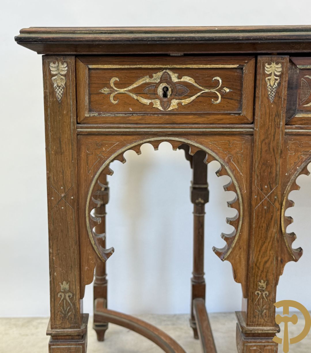 Syrische schrijftafel in exotische houtsoorten met 3 lades op 8 poten met boogvormige en deel vergulde motieven, 19e