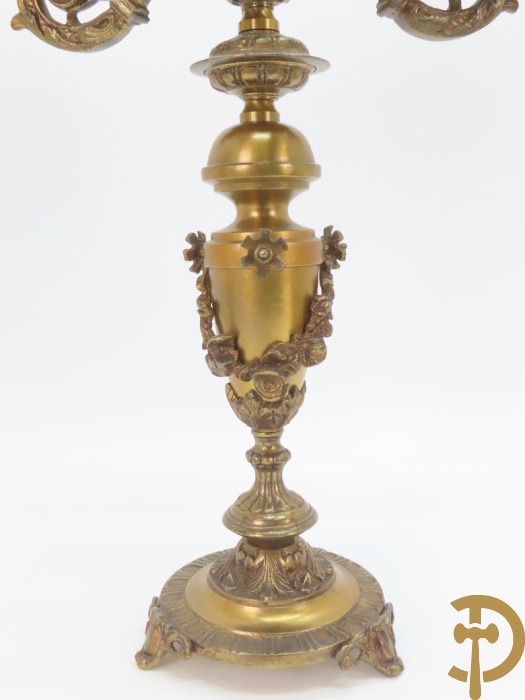 Driedelige bronzen garnituur bestaande uit pendule met 2 dames bovenaan, geflankeerd door paar zesarmige kandelaars