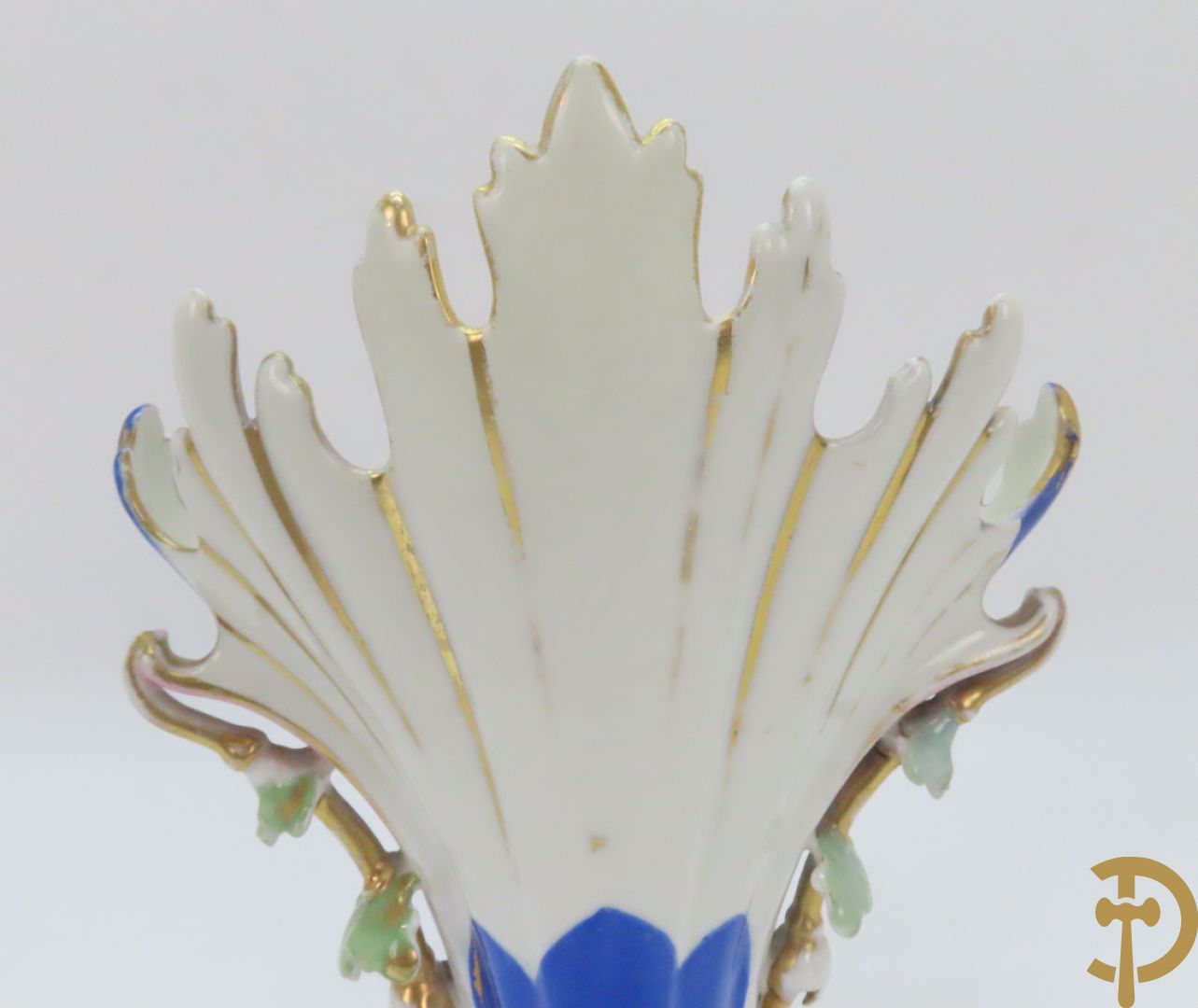 Paar Vieux Paris cornetvazen met rocailles, 19e