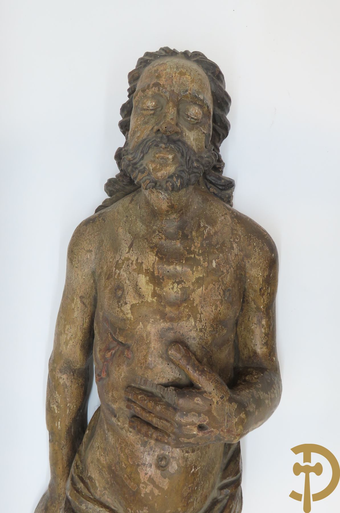 Houtgesculpteerde liggende Christus met lendendoek, mooi gestyleerde haren en baard, polychromieresten, 17e -18e