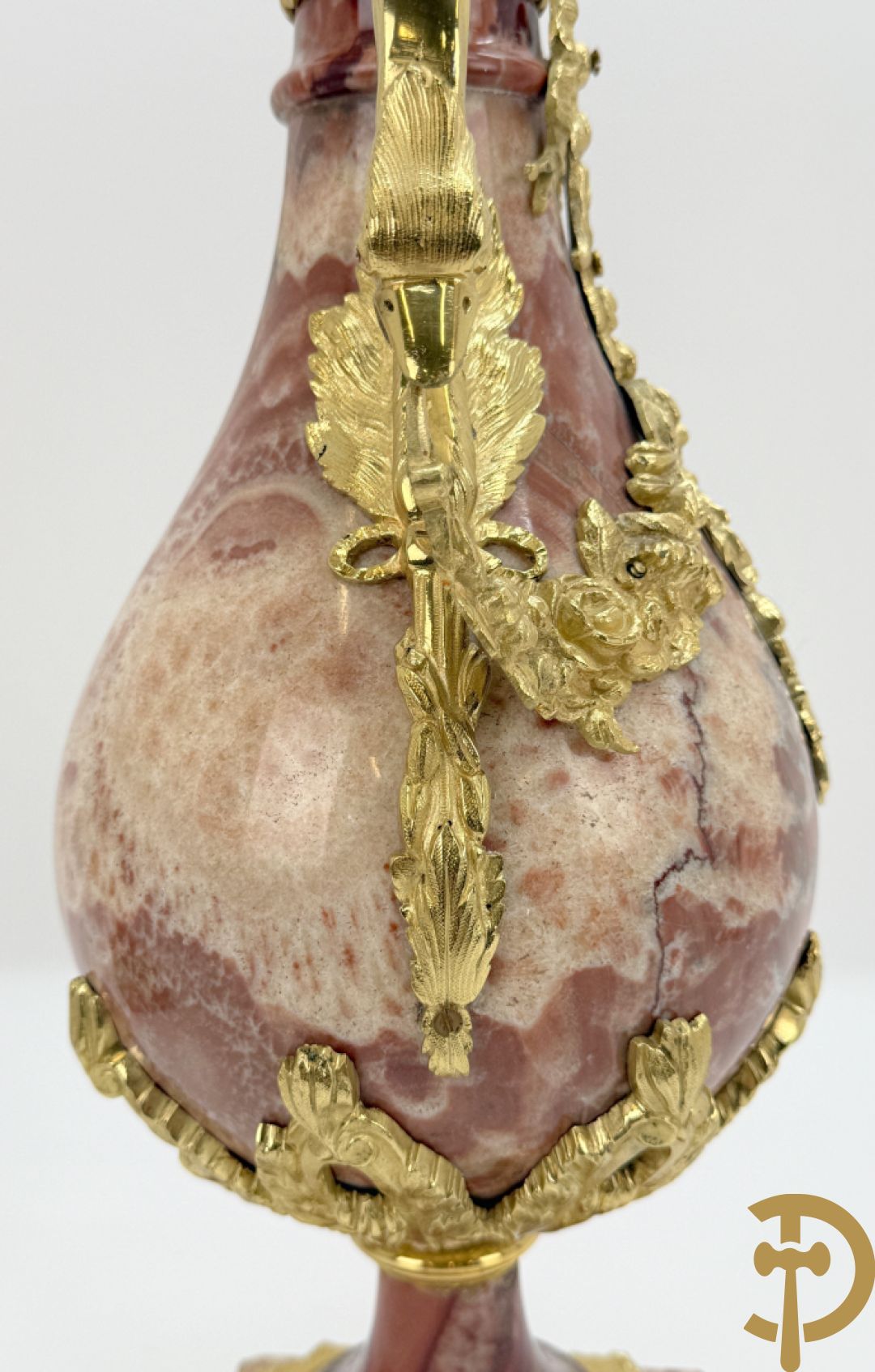 Paar marmeren cassolettes met zwanehalzen en guirlandes