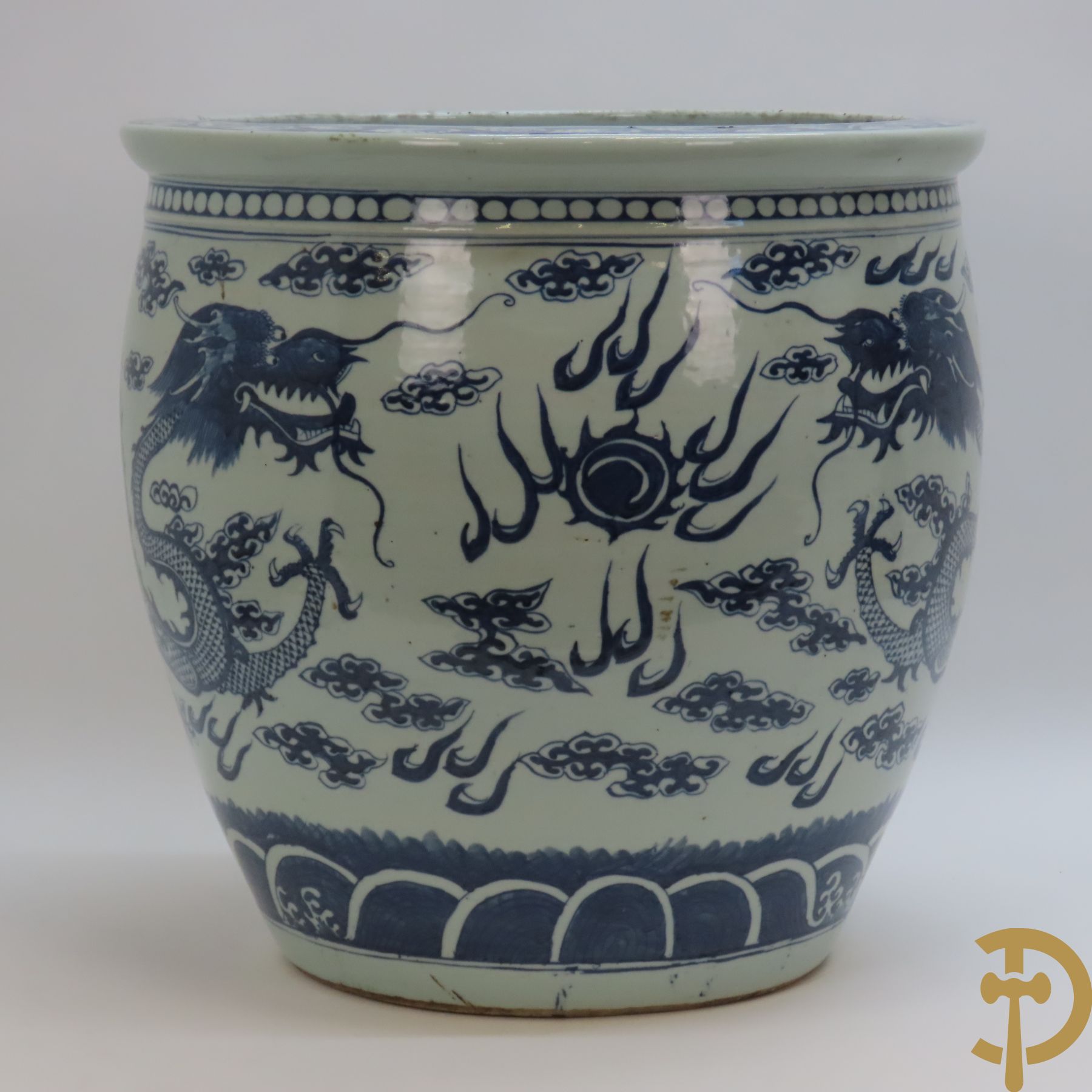 Chinese porseleinen blauw - witte cachepot met met drakenmotieven en wolkendecor