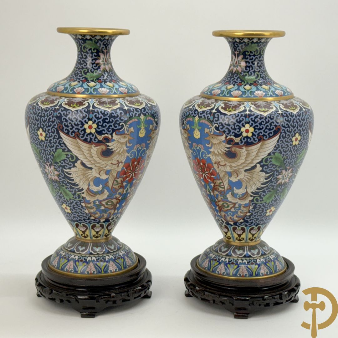 Paar cloisoné vazen met bloemen- en vogeldecor