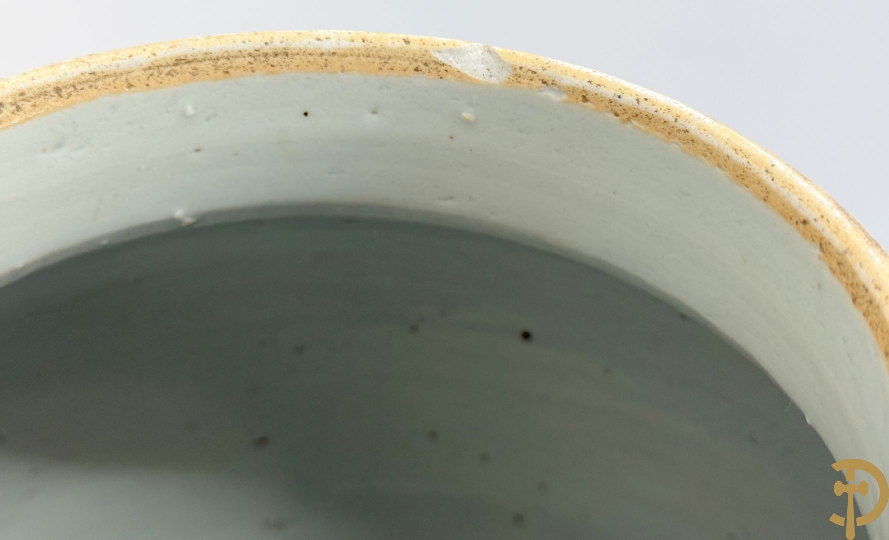 Paar blauw/witte Chinese porseleinen dekselpotiches met bloemen en Chinese tekens