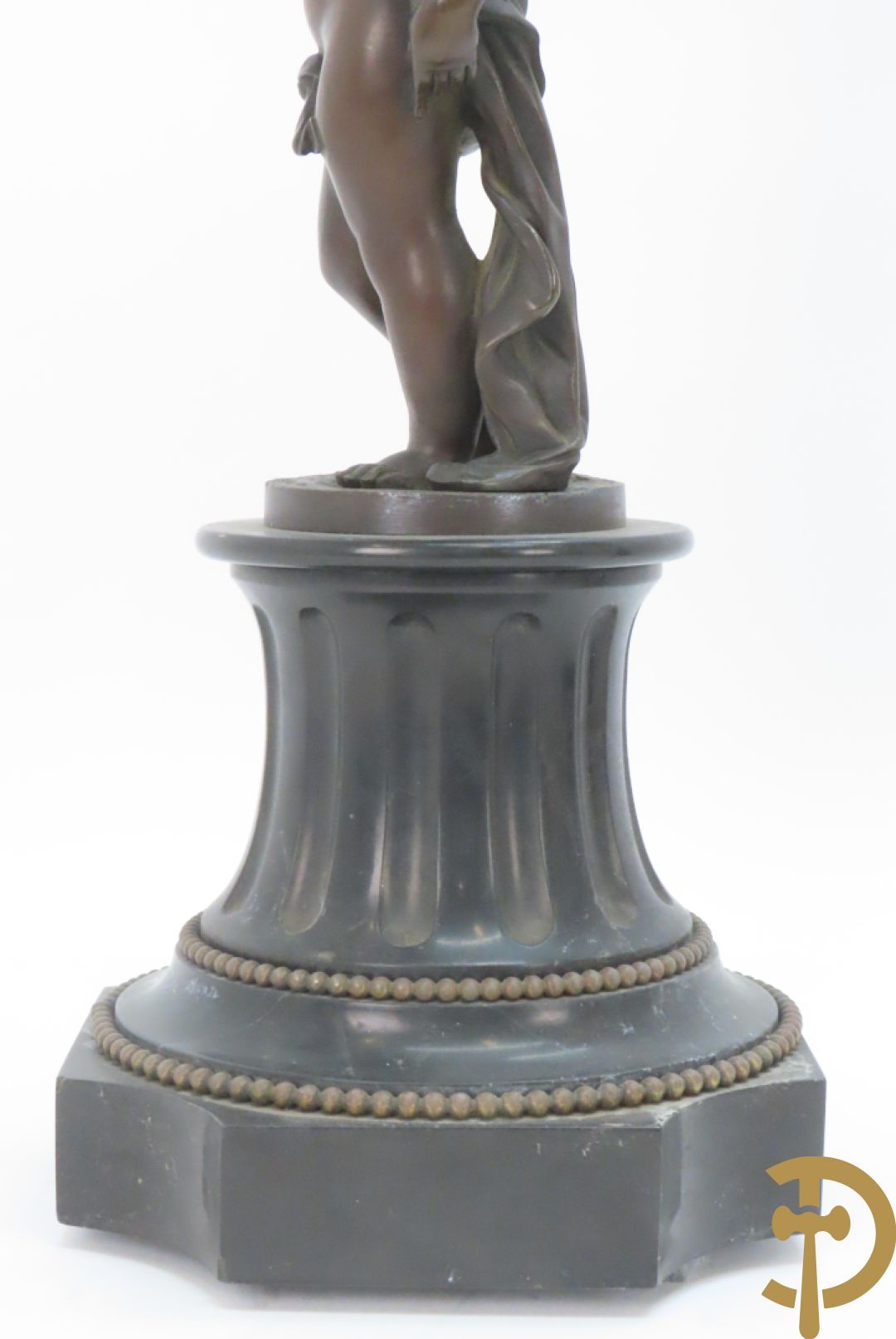 CLODION getekend - Paar elegante bronzen dames met tambour en fruit, geflankeerde door jonge faune, op marmeren klokstel - opgebouwd als garnituur met 2 kandelaars met bronzen kindjes dragende een toorts met bloemen en kaarsen