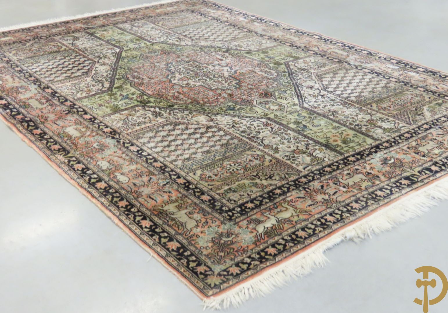 Oosters handgeknoopt zijden tapijt met bloemen- dierenmotieven