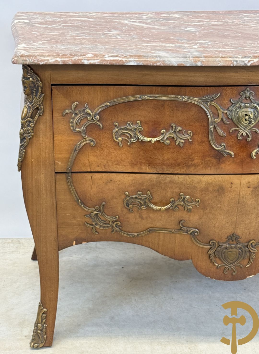 Notelaren Louis XV tweeladencommode met bronsbeslag en marmeren blad