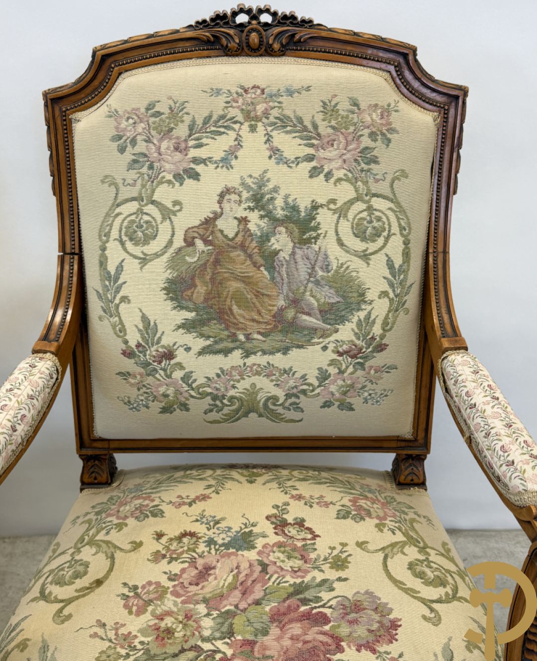 Vijfdelig notelaren Louis XVI salonensemble bestaande uit canapé, 2 armzetels en 2 stoelen