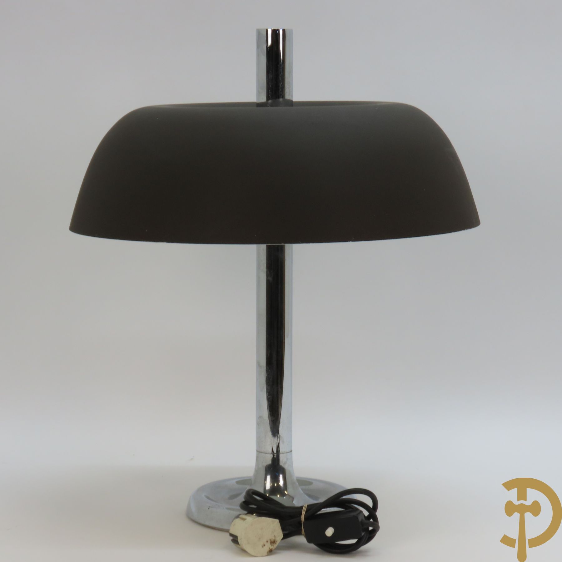 Design tafellamp met gelakte coupe op chromé voet, Hillebrand Egon