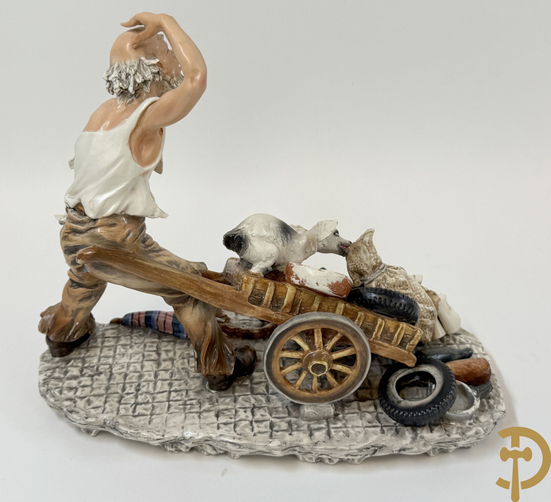 Twee grote Italiaanse groepen in 
gekleurde biscuit : jongens plukken appels - onderonsje aan tafel + 4 groepen in gekleurde Italiaanse biscuit