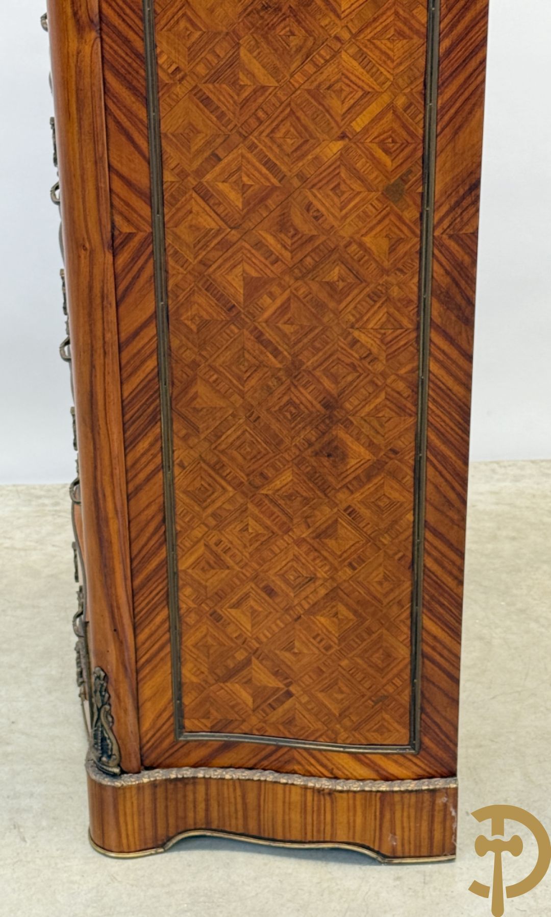 Gemarketteerde notelaren zevenladenkast bezet met bronsbeslag en marmeren blad