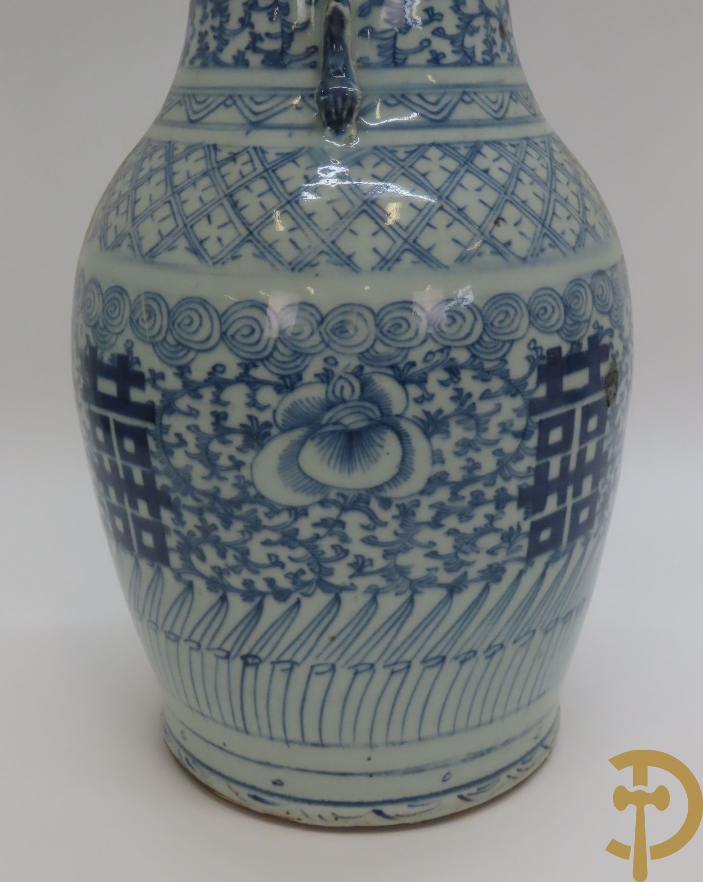 Twee Chinese porseleinen vazen met blauw/wit decor en Chinese tekens