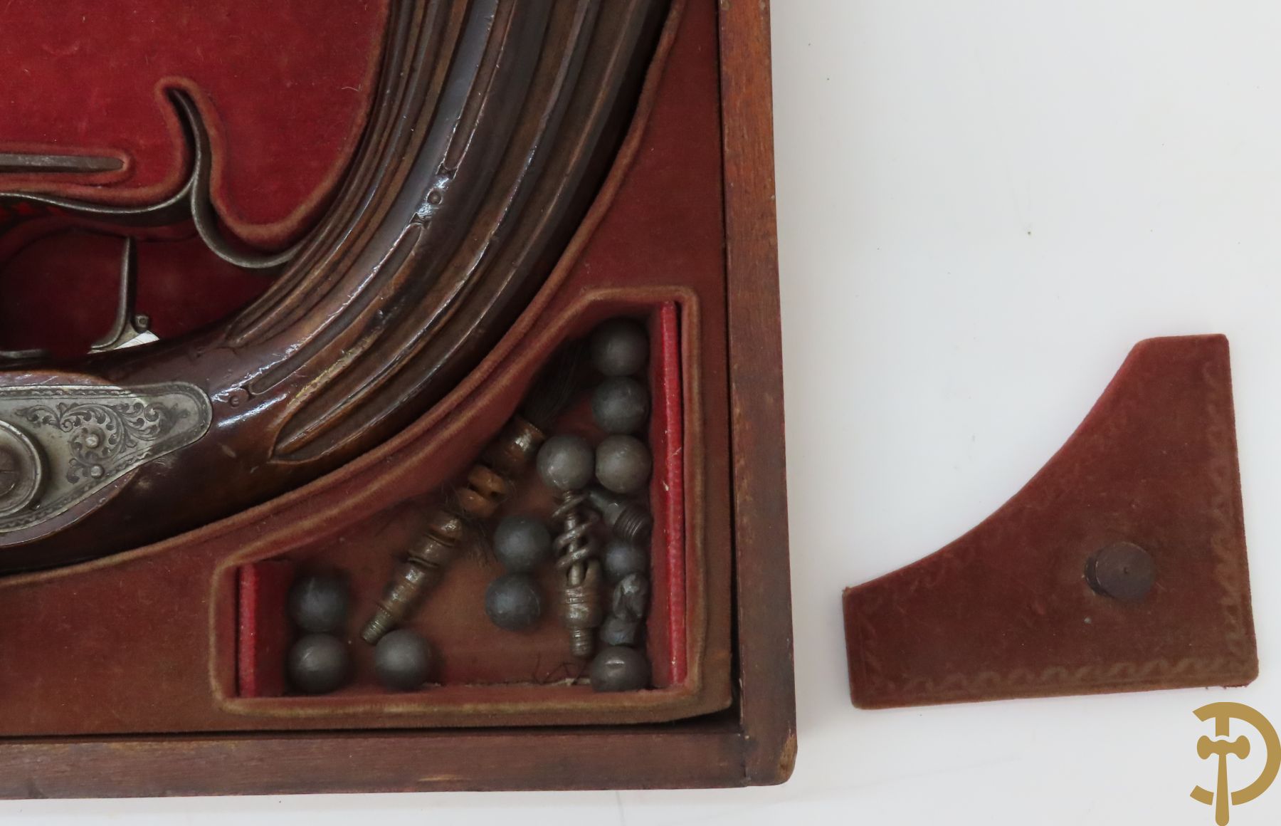 Antieke duelleerkoffer met paar percussie duelleerpistolen met notelaren handvat - (Antiek sierwapen daterend voor 1893 - kopers gebonden aan de Belgische wetgeving)