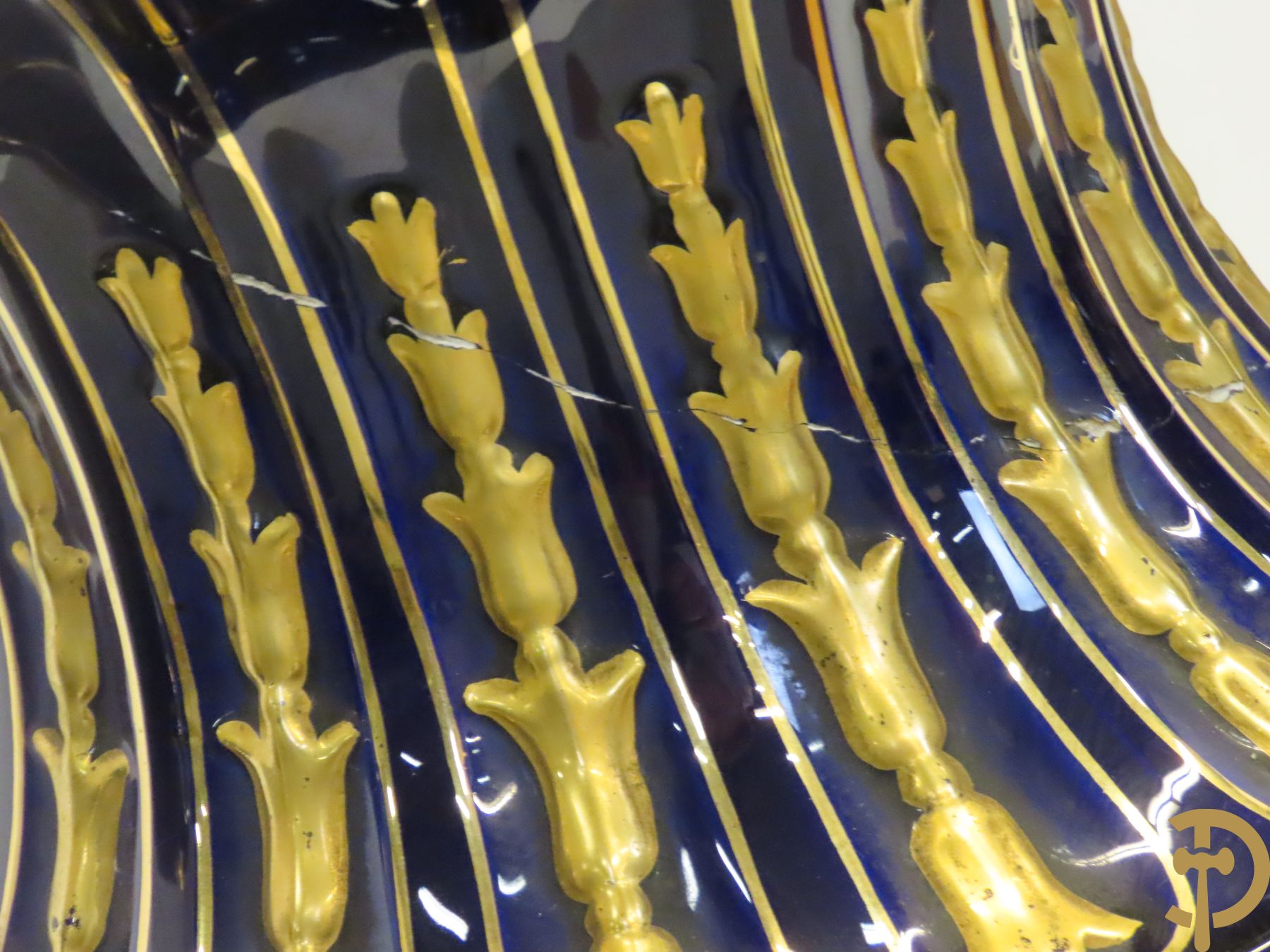 Grote kobaltblauwe porseleinen siervaas met deksel en accanthusranken opzij