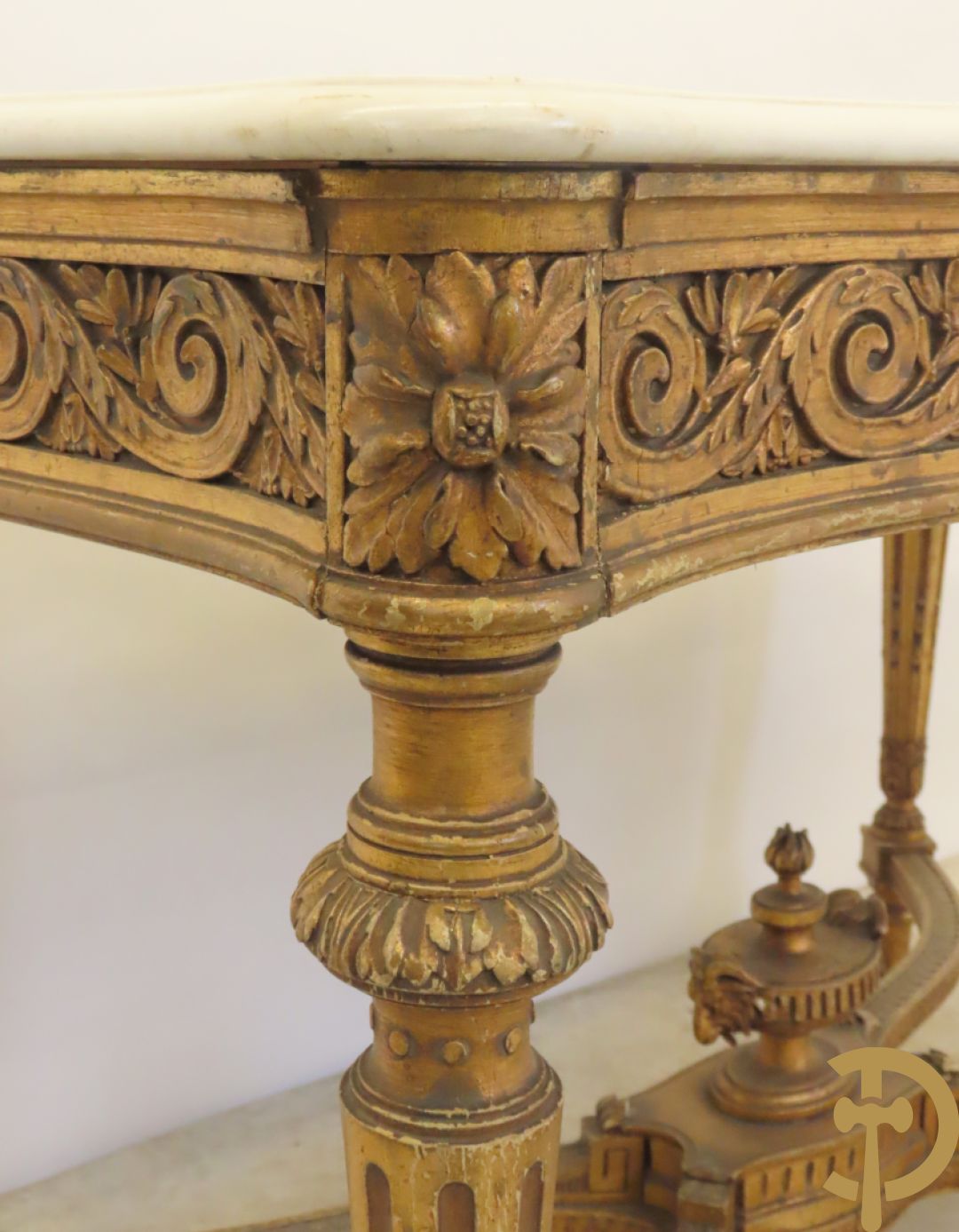 Vergulde salontafel met Louis XVI motieven op gecanneleerde poten