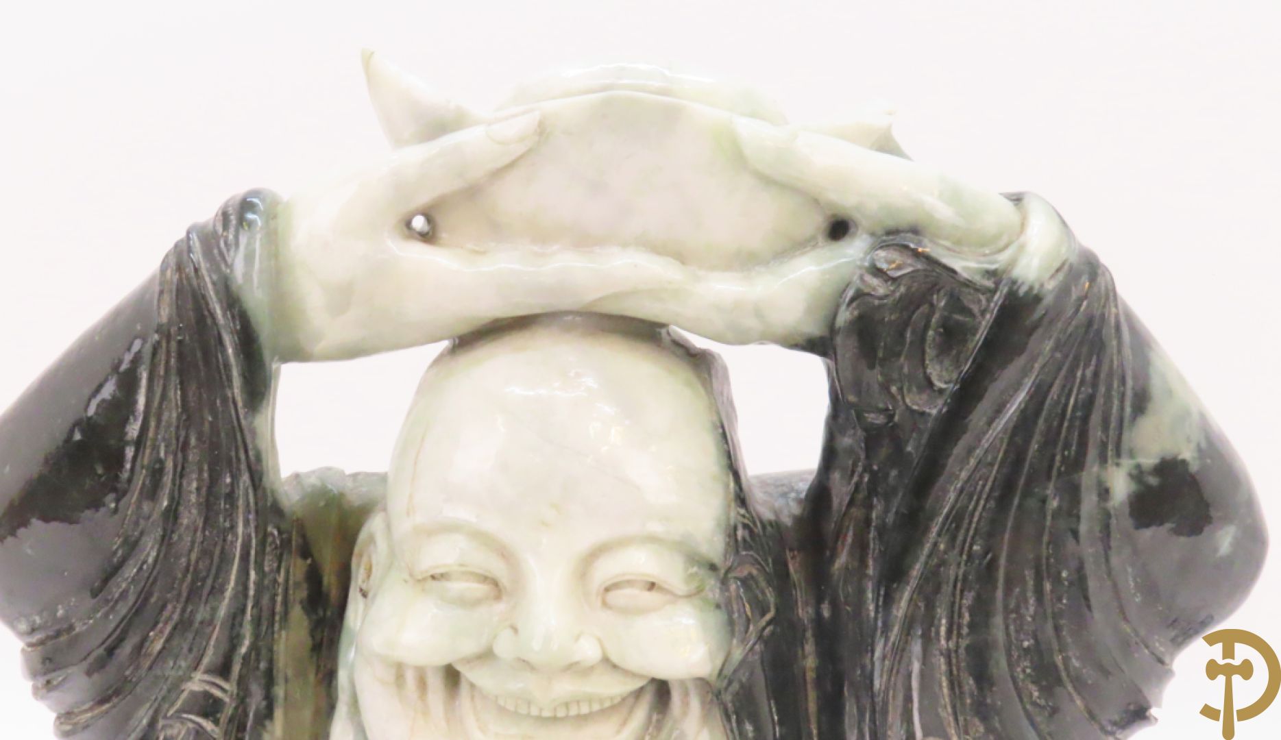 Zittende lachende boedha met kralenkrans en fo hond in gesculpteerde tweekleurige nefriet