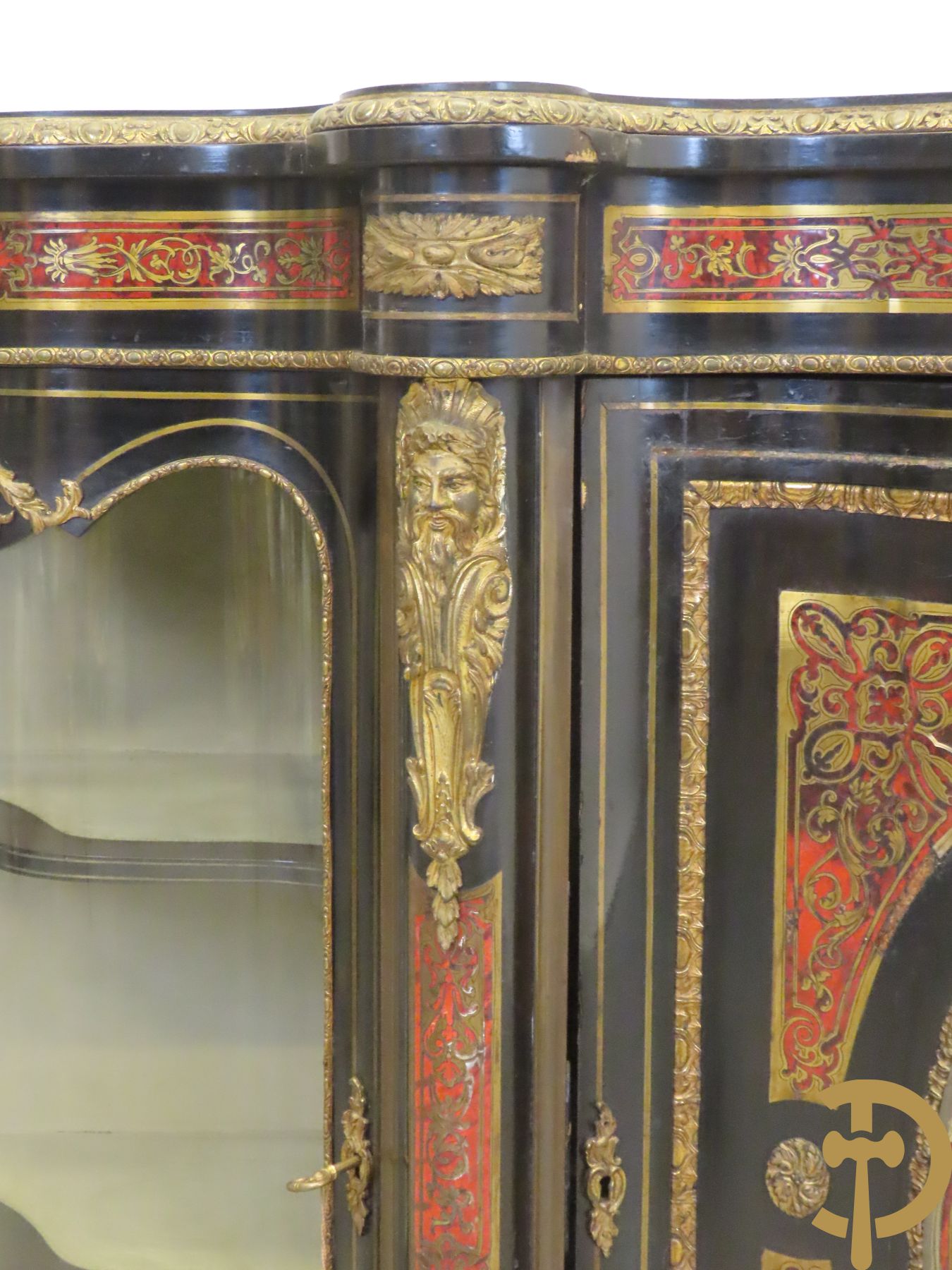 Groot Napoleon III dressoir met centrale deur bezet met medaillon in Boulletechniek - zijdelings met deuren in vitrineglas - bezet met bronzen ornamenten